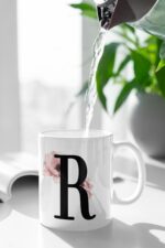 R Harfi Pembe Çiçek Baskılı Kupa Beyaz