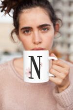 N Harfi Pembe Çiçek Baskılı Kupa Beyaz