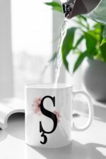 Ş Harfi Pembe Çiçek Baskılı Kupa Beyaz