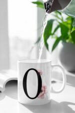 O Harfi Pembe Çiçek Baskılı Kupa Beyaz