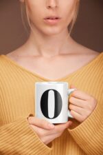 O Harfi Siyah Baskılı Kupa Beyaz Porselen