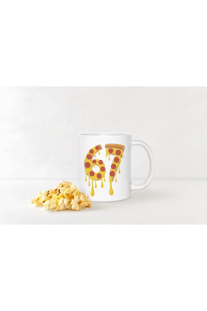 Pizza Temalı 67 Yazılı Kupa - Erimiş Peynir ve Pepperoni Desenli Porselen Bardak - Görsel 2