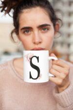 S Harfi Pembe Çiçek Baskılı Kupa