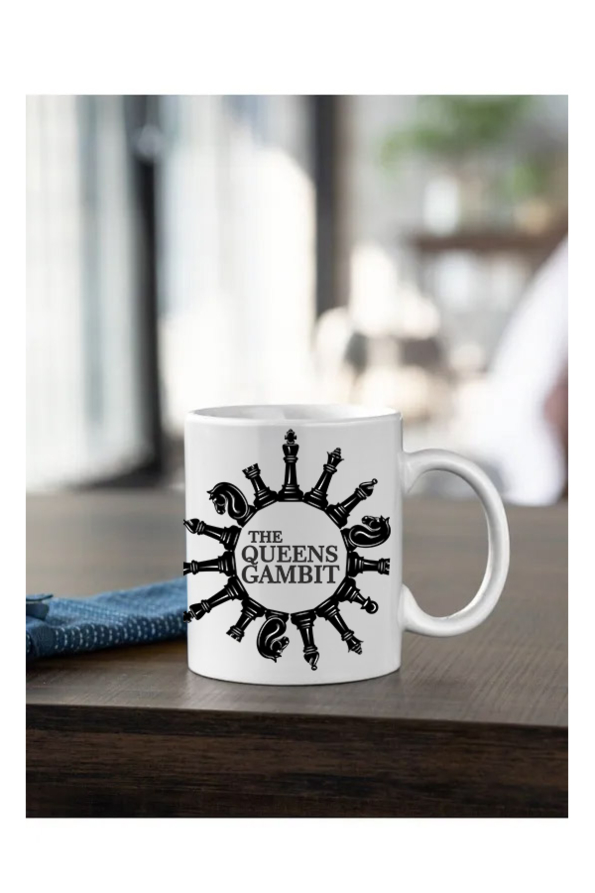1_org_zoom-495.jpg Queen's Gambit Yazılı Satranç Baskılı Kupa - Görsel 1
